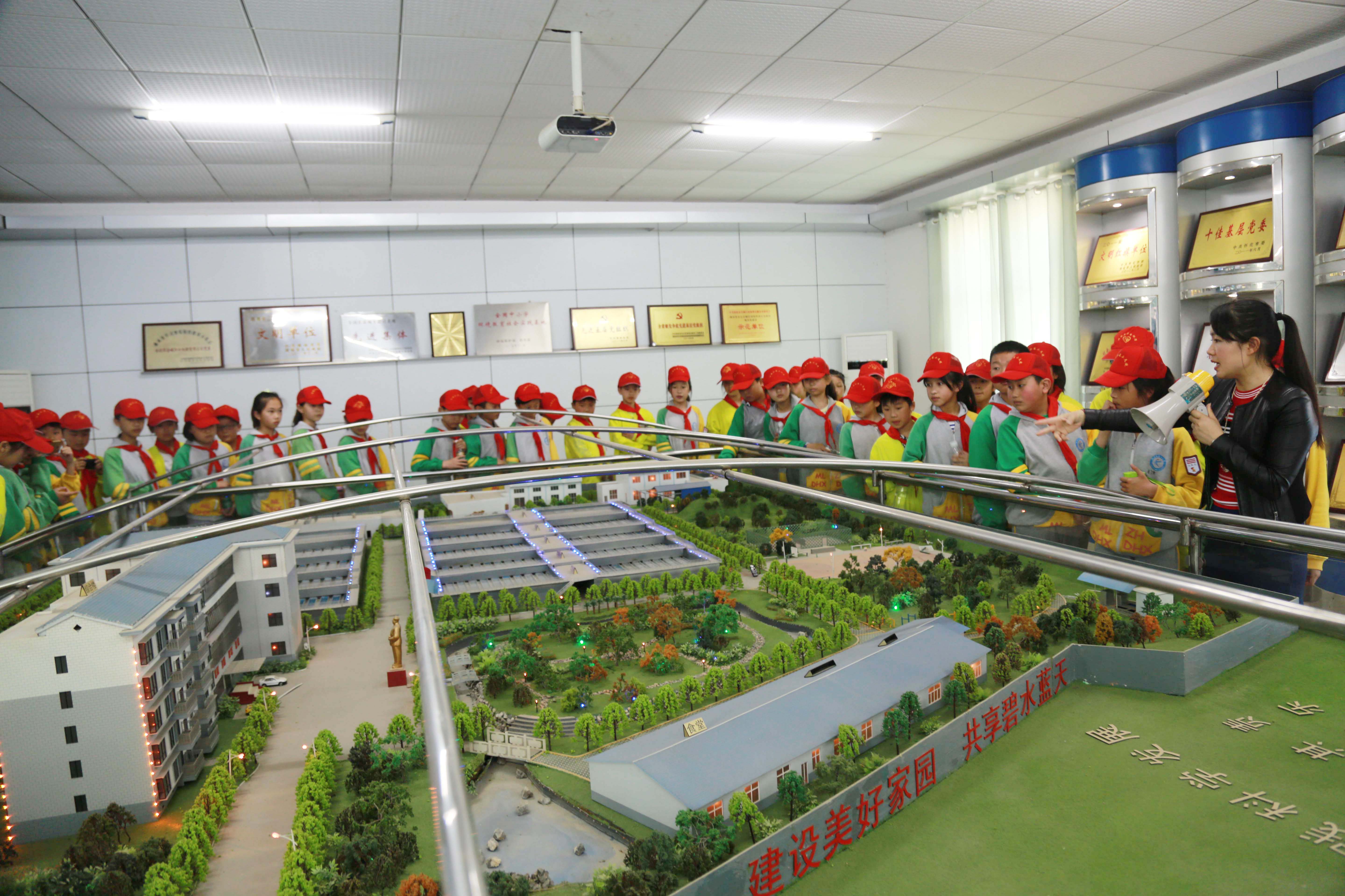 城管进校园 宏宇小学参观市污水处理有限万搏官方网页版-万搏（中国）.jpg